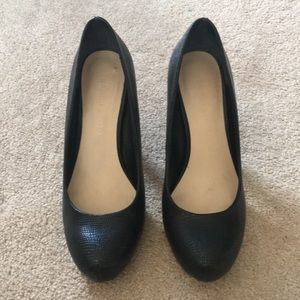 Black pumps